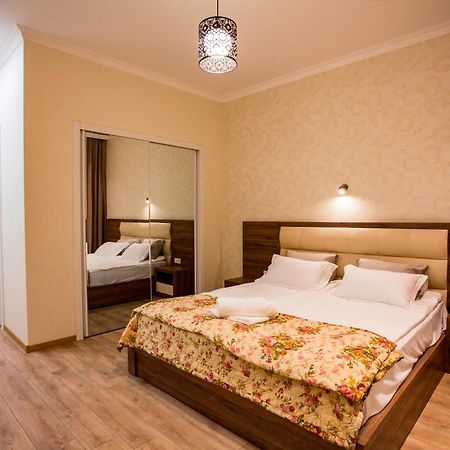 Yellow Apartment In Avlabari Тбилиси Екстериор снимка