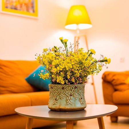 Yellow Apartment In Avlabari Тбилиси Екстериор снимка