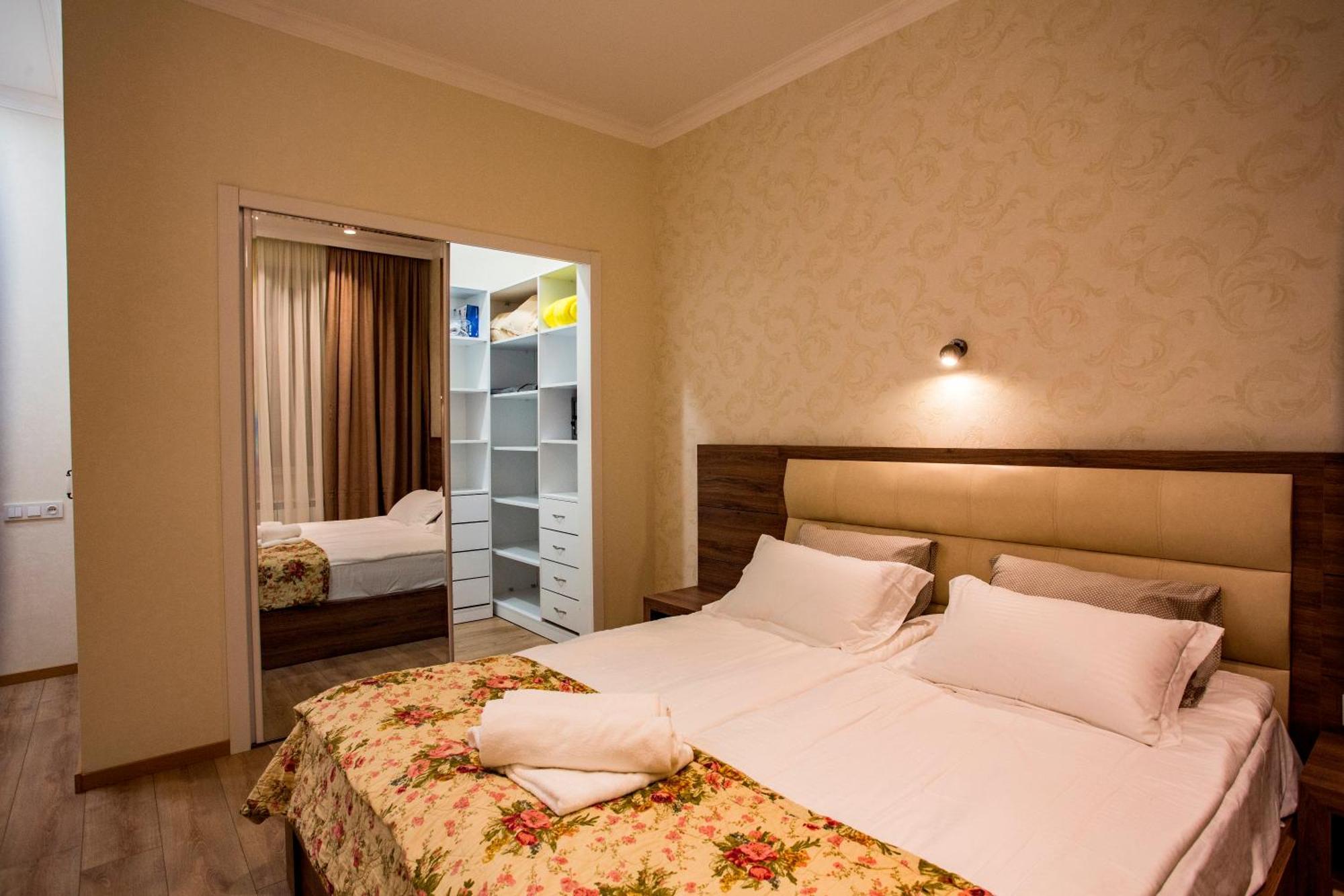 Yellow Apartment In Avlabari Тбилиси Екстериор снимка