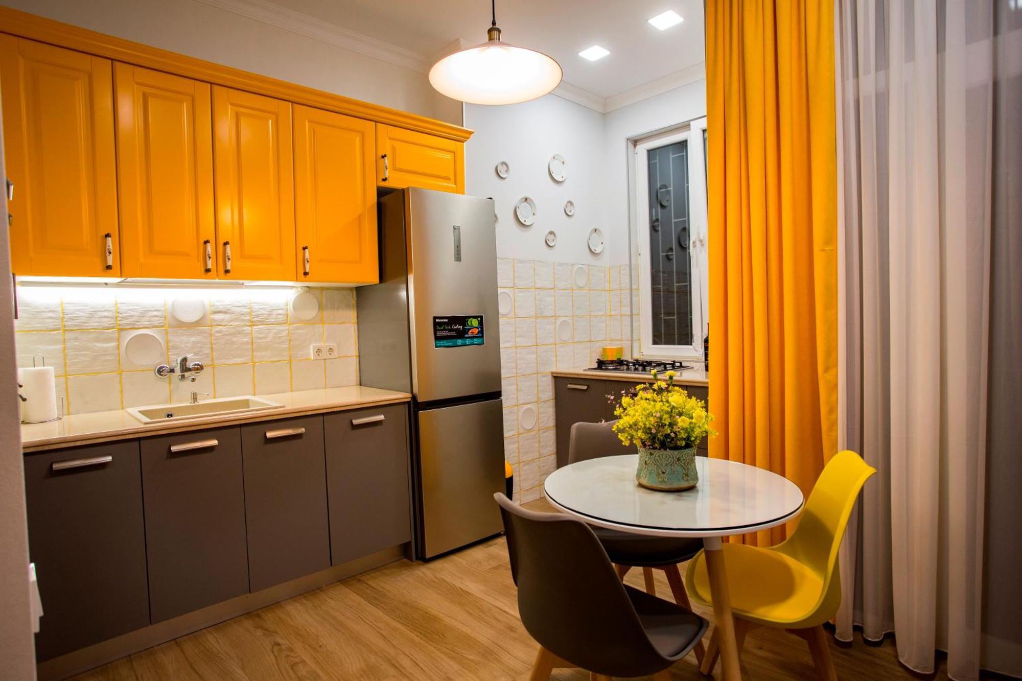 Yellow Apartment In Avlabari Тбилиси Екстериор снимка