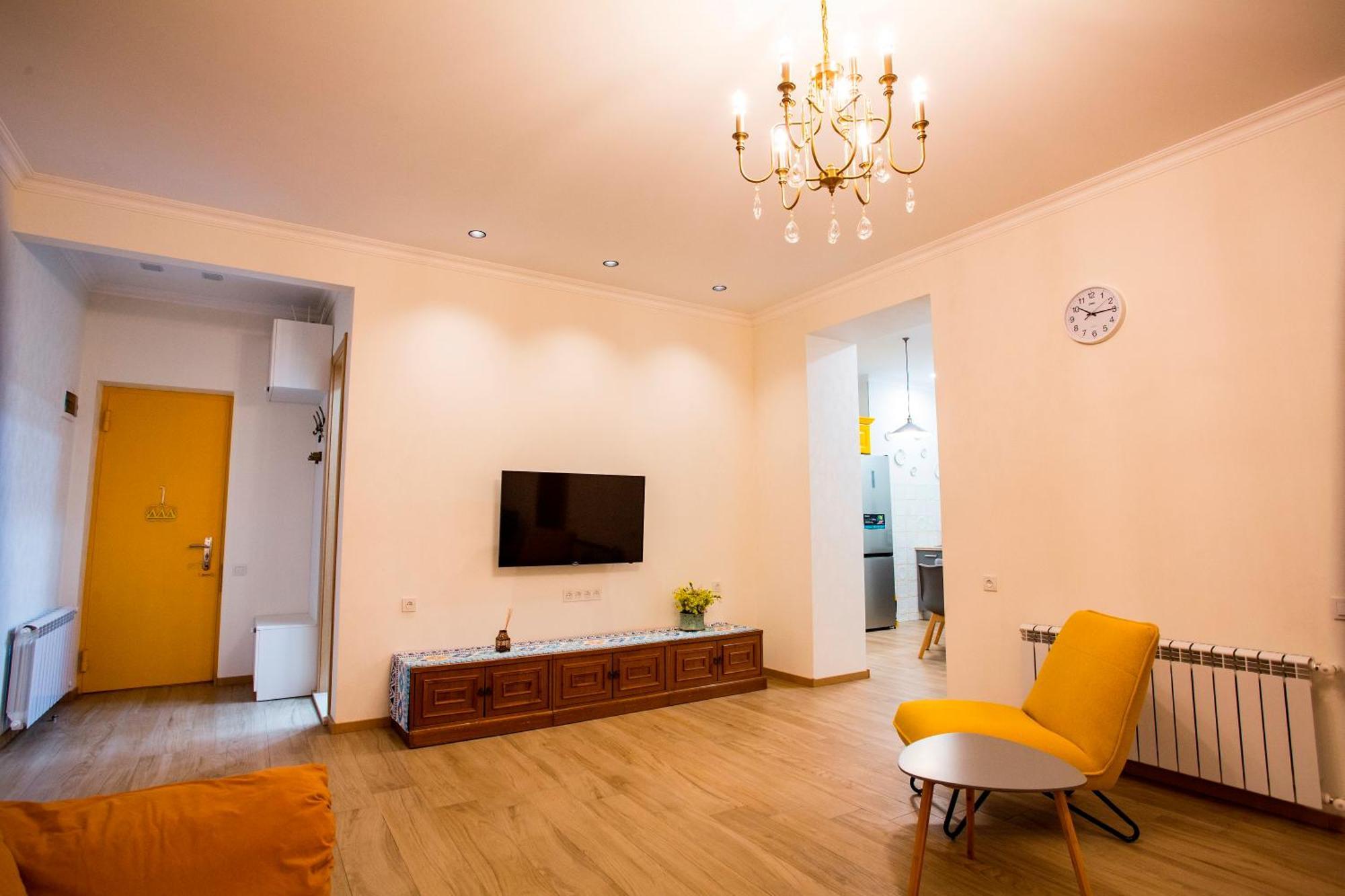 Yellow Apartment In Avlabari Тбилиси Екстериор снимка