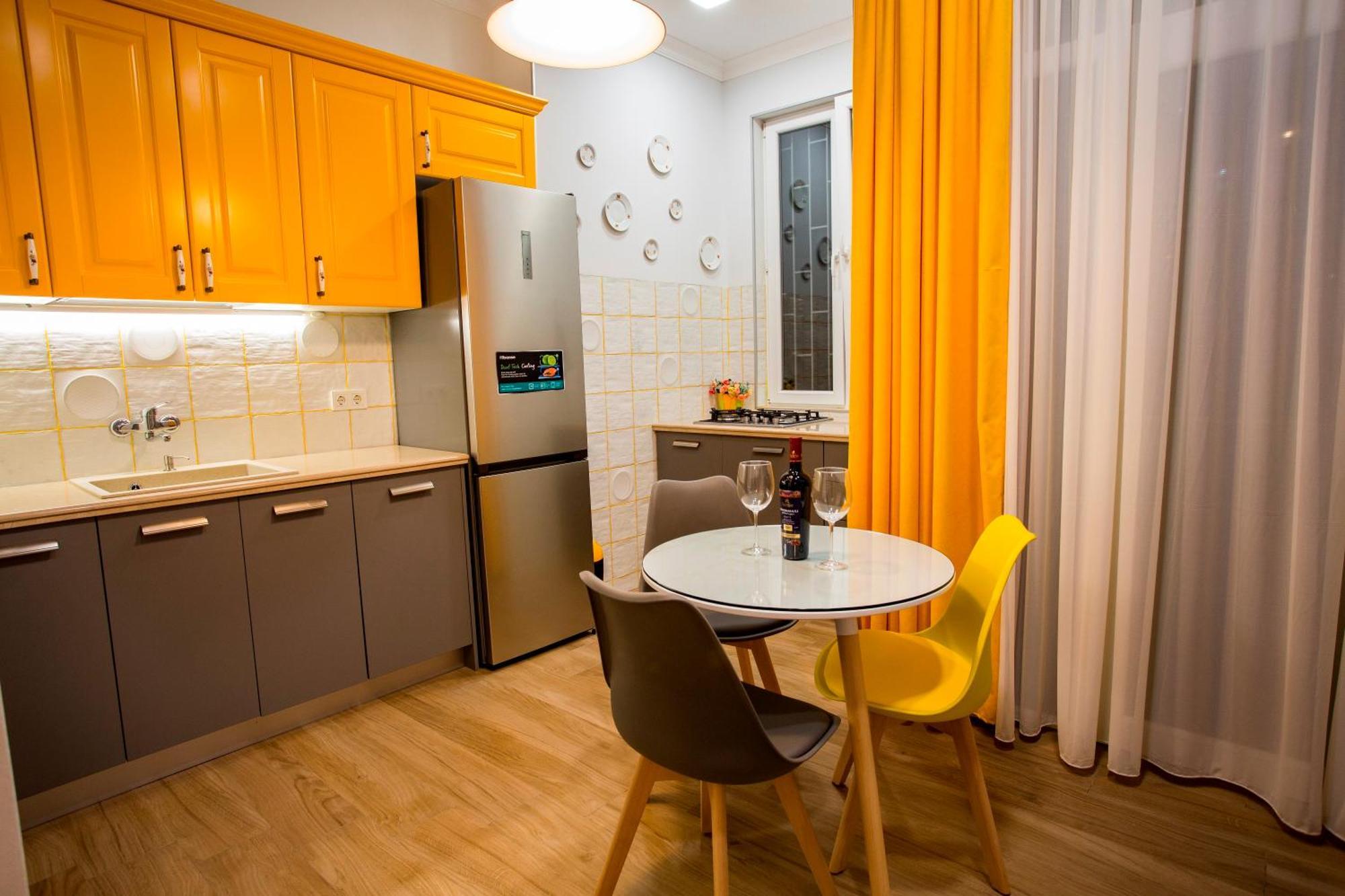 Yellow Apartment In Avlabari Тбилиси Екстериор снимка