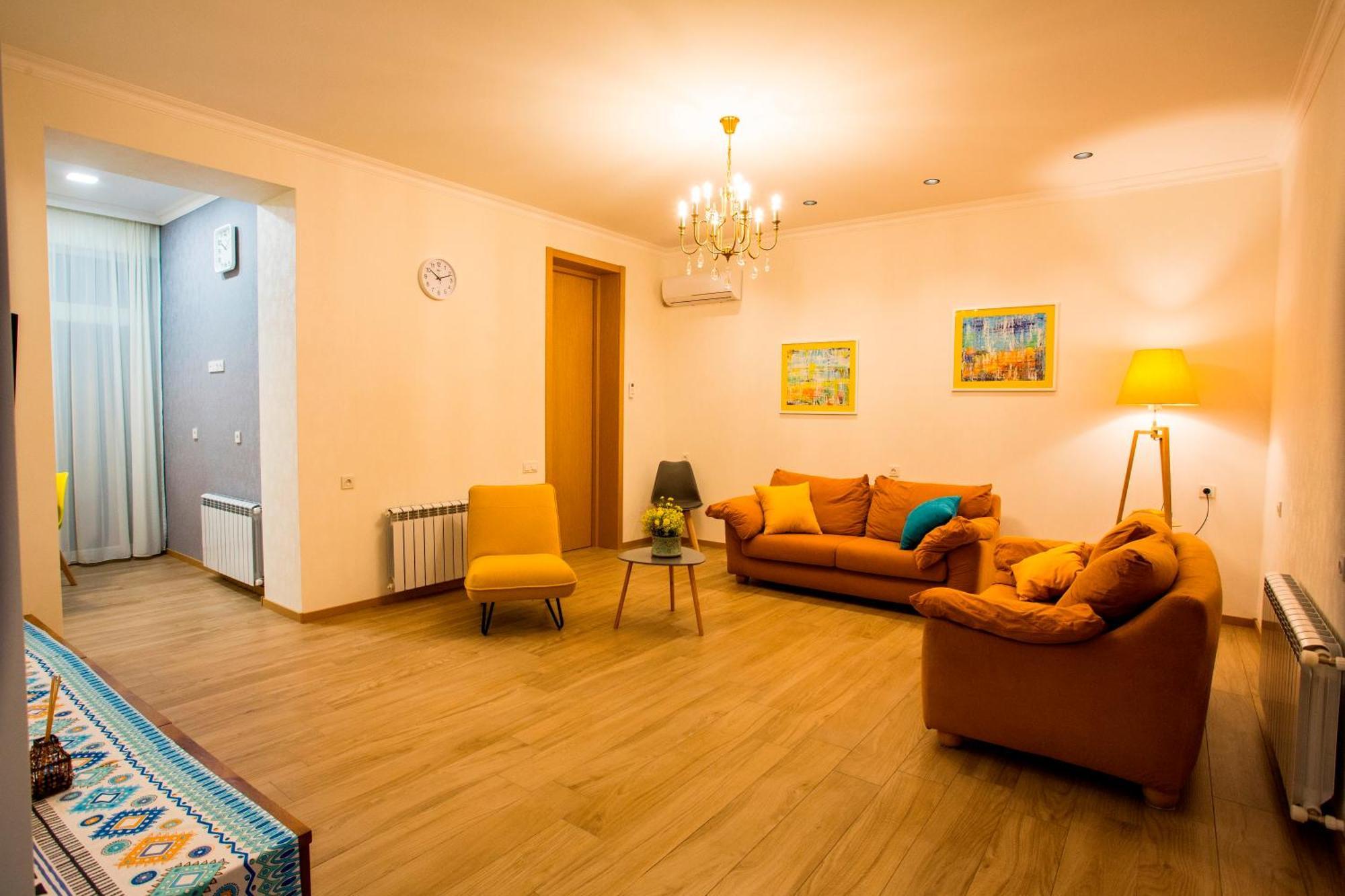 Yellow Apartment In Avlabari Тбилиси Екстериор снимка