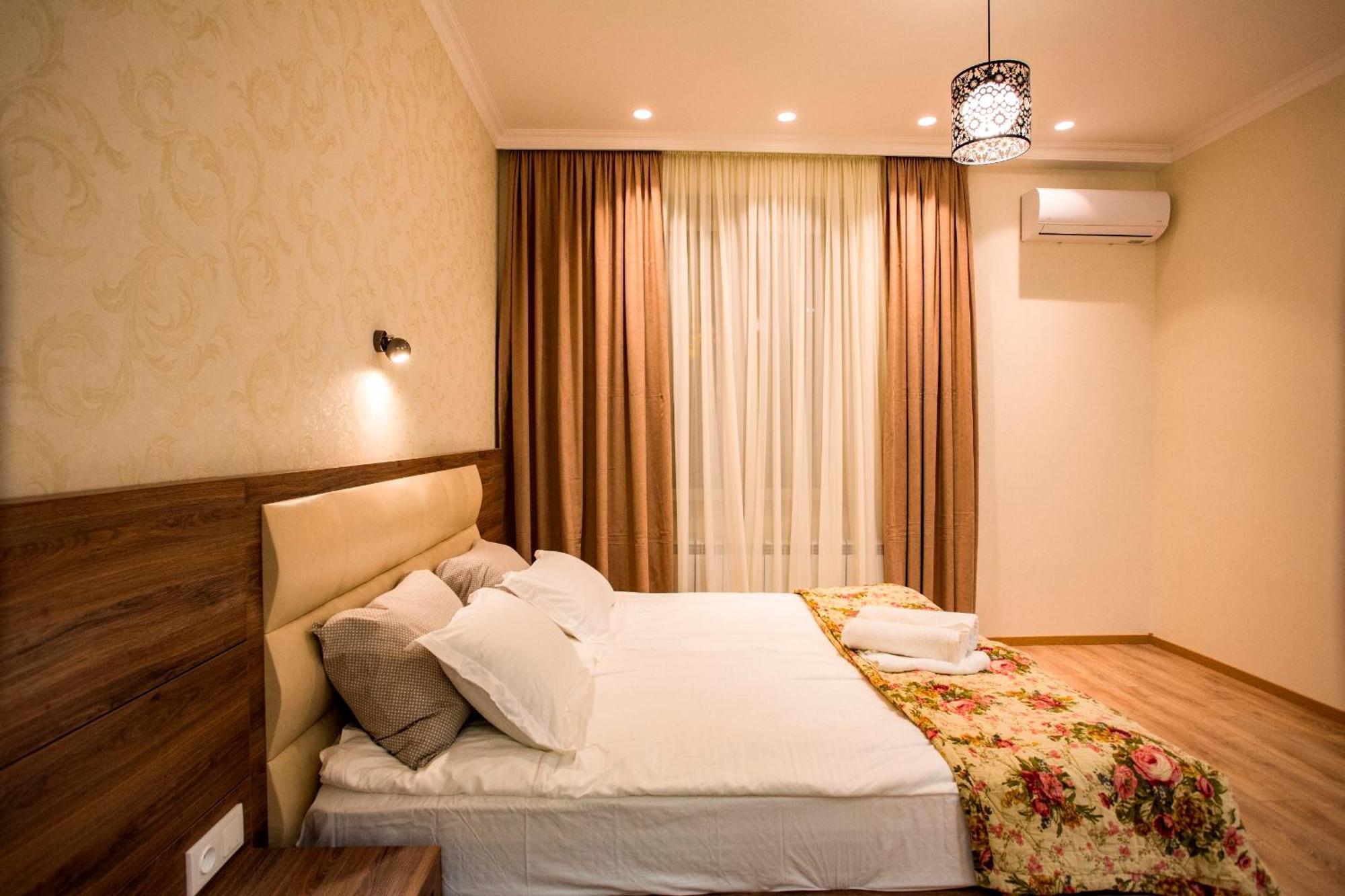 Yellow Apartment In Avlabari Тбилиси Екстериор снимка
