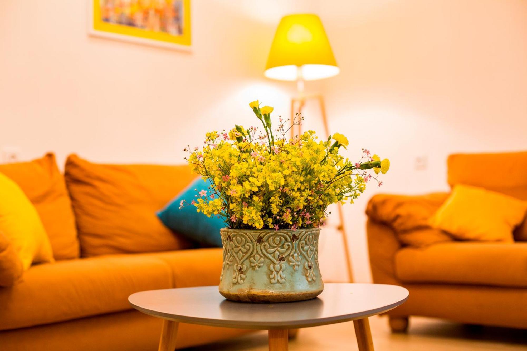 Yellow Apartment In Avlabari Тбилиси Екстериор снимка