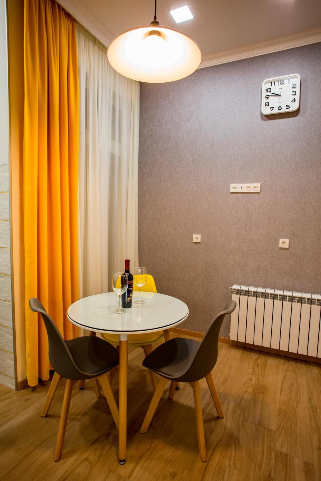 Yellow Apartment In Avlabari Тбилиси Екстериор снимка