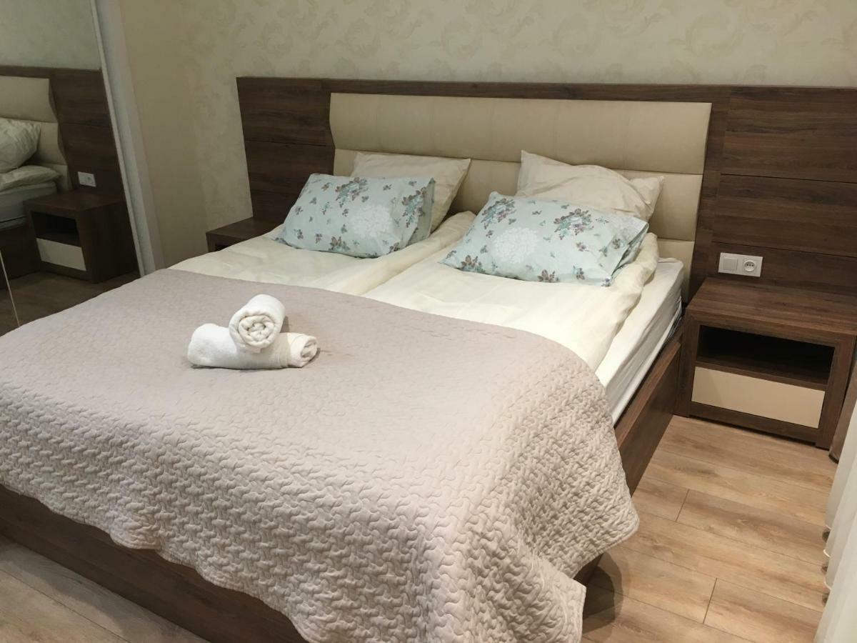 Yellow Apartment In Avlabari Тбилиси Екстериор снимка