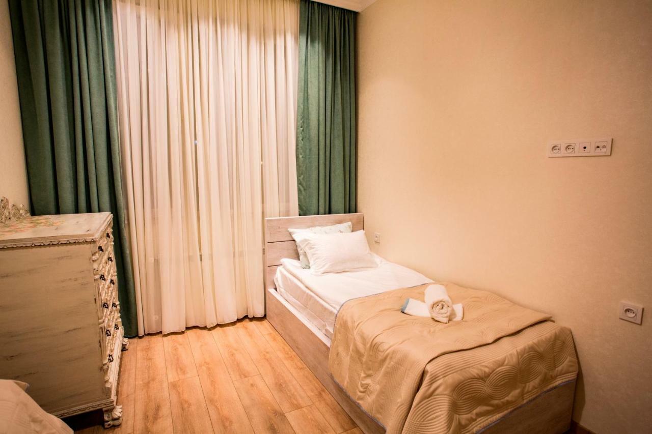 Yellow Apartment In Avlabari Тбилиси Екстериор снимка