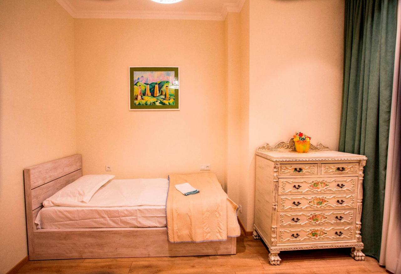 Yellow Apartment In Avlabari Тбилиси Екстериор снимка