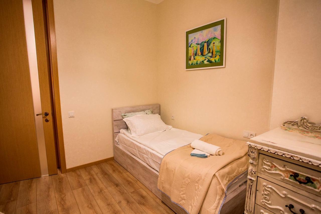 Yellow Apartment In Avlabari Тбилиси Екстериор снимка