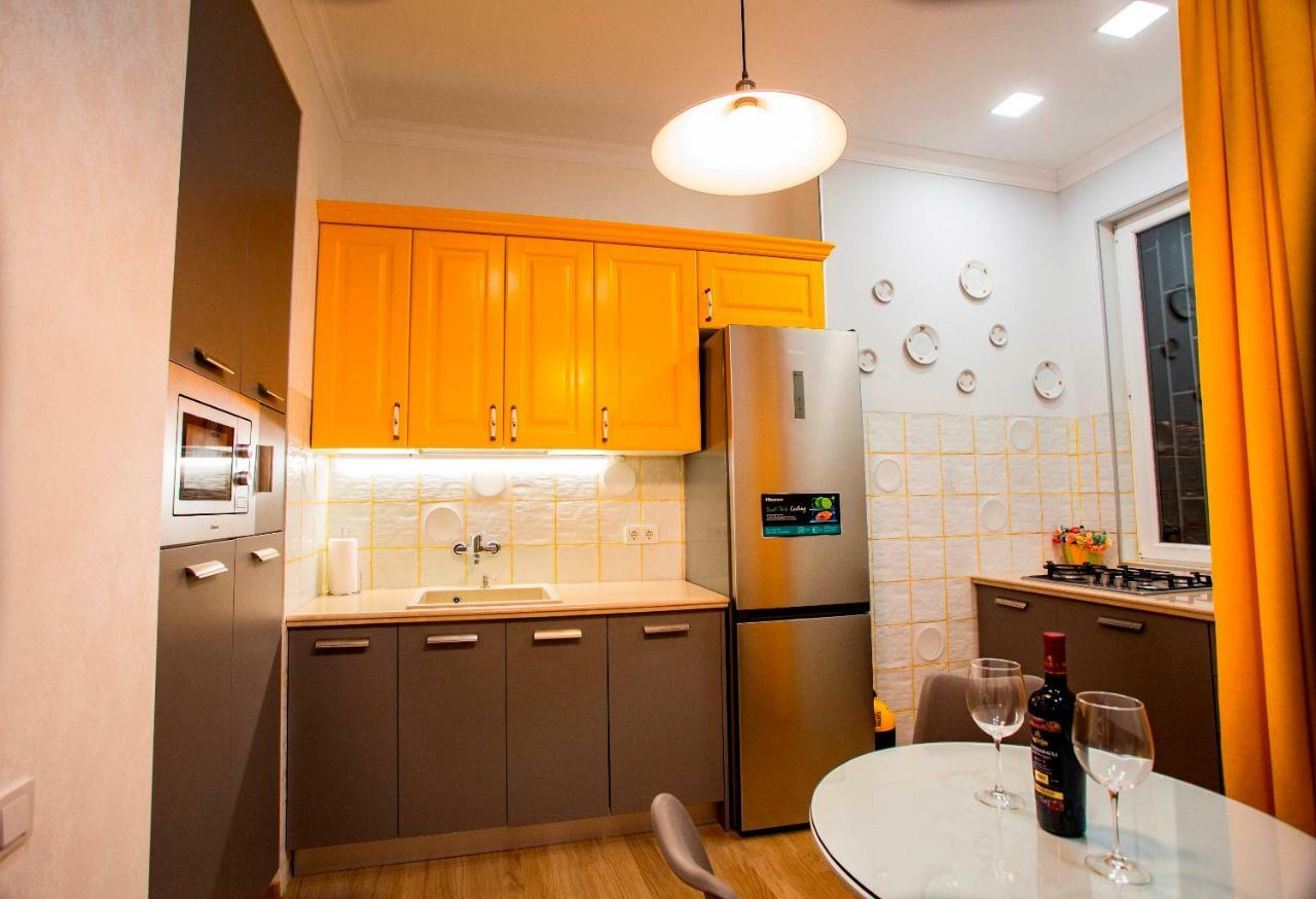 Yellow Apartment In Avlabari Тбилиси Екстериор снимка