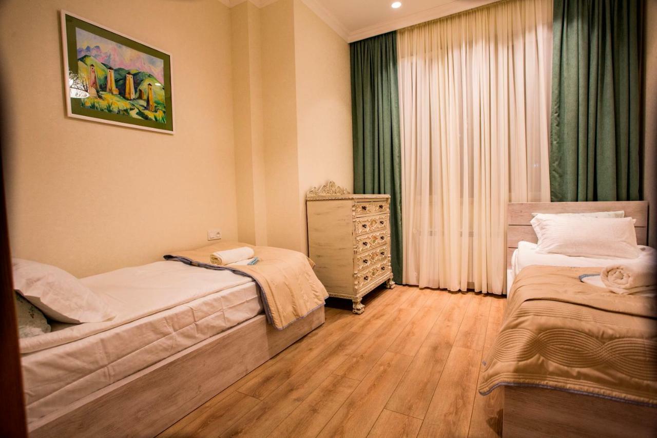 Yellow Apartment In Avlabari Тбилиси Екстериор снимка
