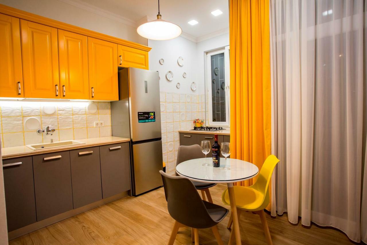 Yellow Apartment In Avlabari Тбилиси Екстериор снимка